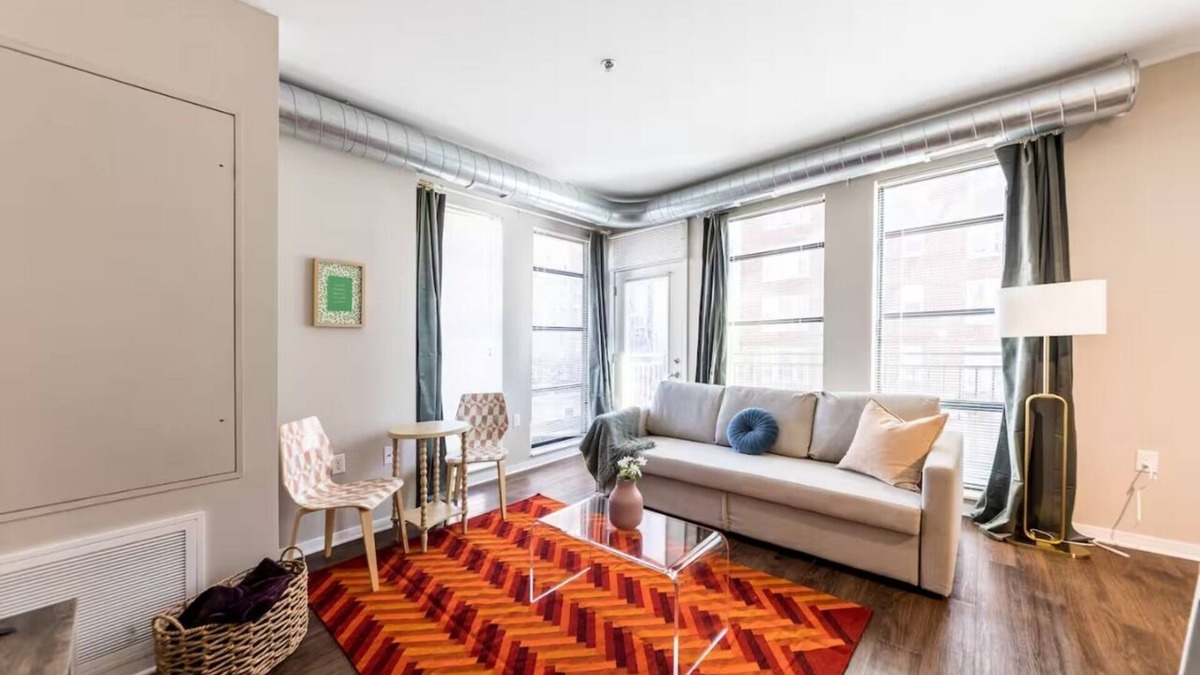 DeBaliviere Place Apartment | Garage Parking Central West End near Hospitals