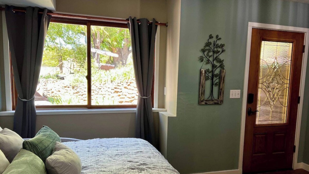 Cornville Bed & Breakfast | Garden 1 Room Luxurious Queen Bed with Single Trundle Pullout, Full Private Bath