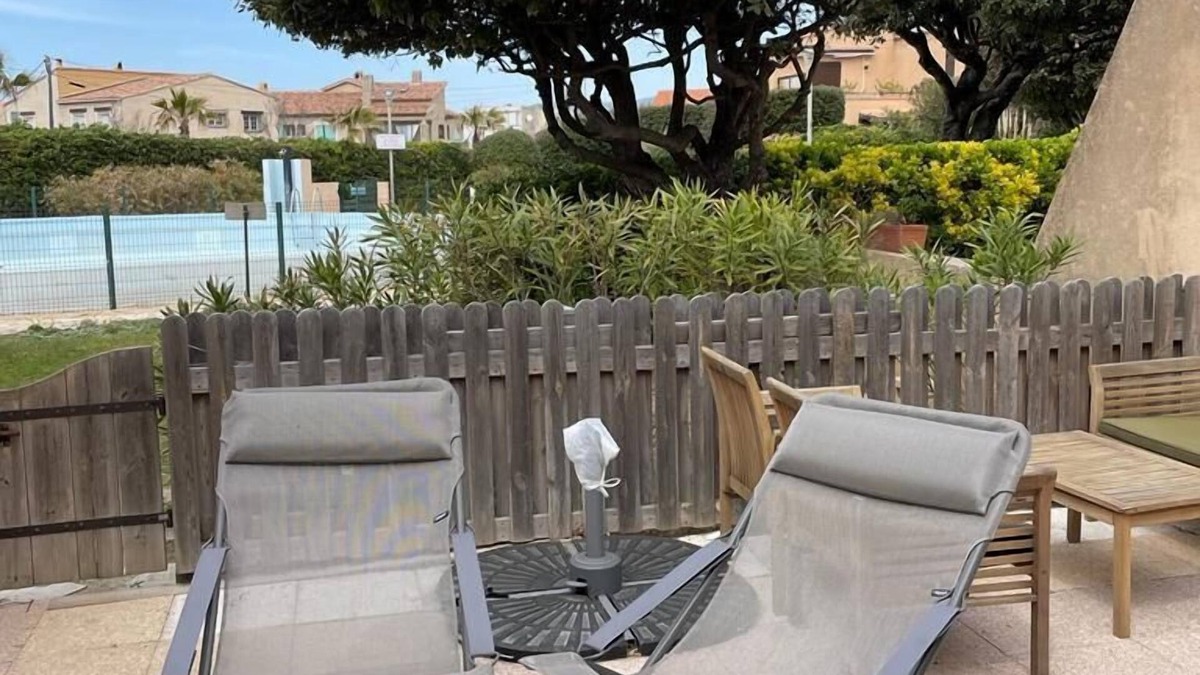 Le Brusc Apartment | Garden apartment 5 minutes walk from the beach