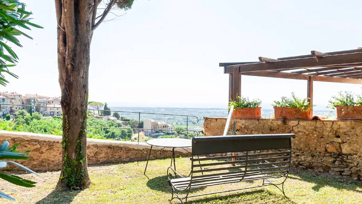 Castagneto Carducci Apartment | Garden Apartment with Sea view - hilltop Medieval village, 10' from the Beach.