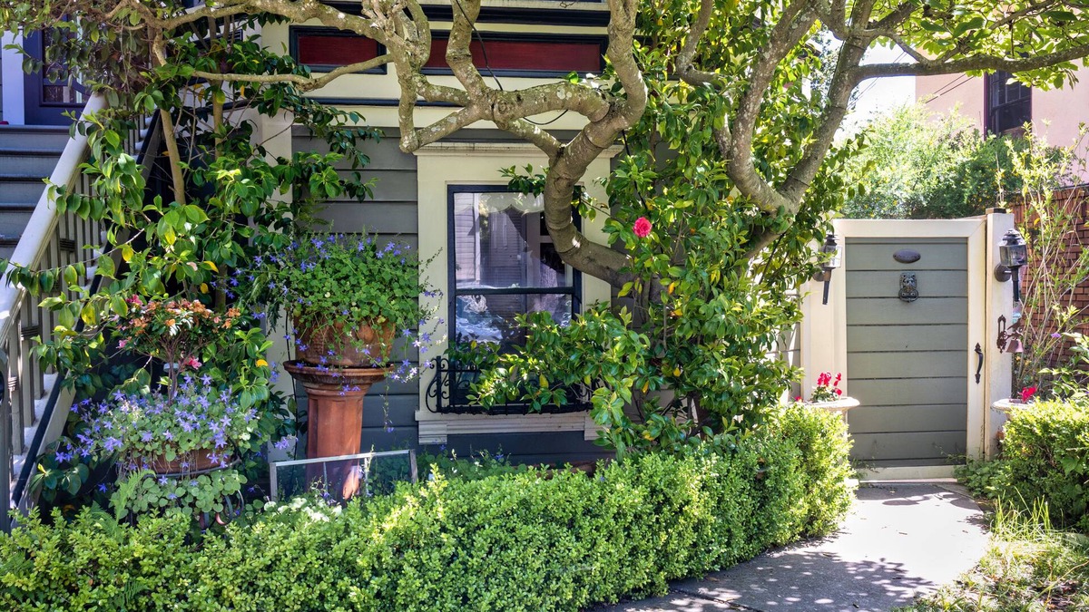 Gold Coast Apartment | Garden Apartment Located in a Wonderful Old Victorian Home