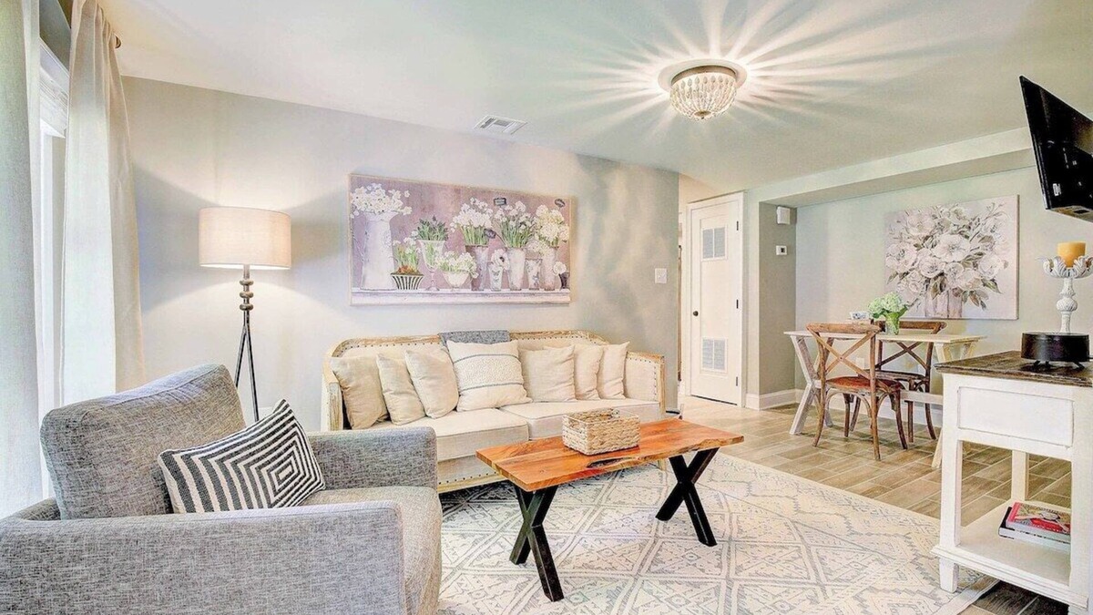 Lusby House | Garden Cottage · Garden Cottage - Fire Pit and Grill near Beaches