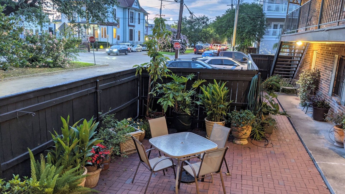 Faubourg Delassize Condo | Garden District Gem, Steps from the St. Charles Streetcar STR:GardenDistrictGem