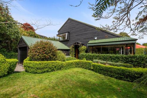Waipahihi House | Garden Grove - Taupō Holiday Home