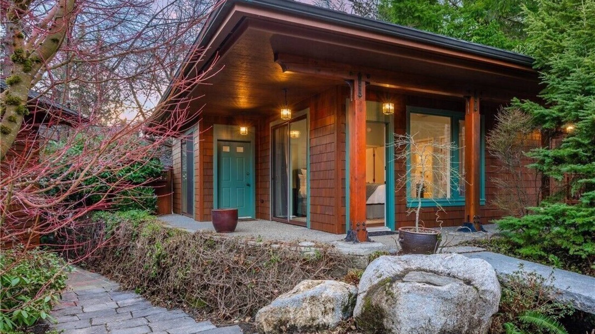 Bellingham House | Garden Guesthouse at Lakefront Manor