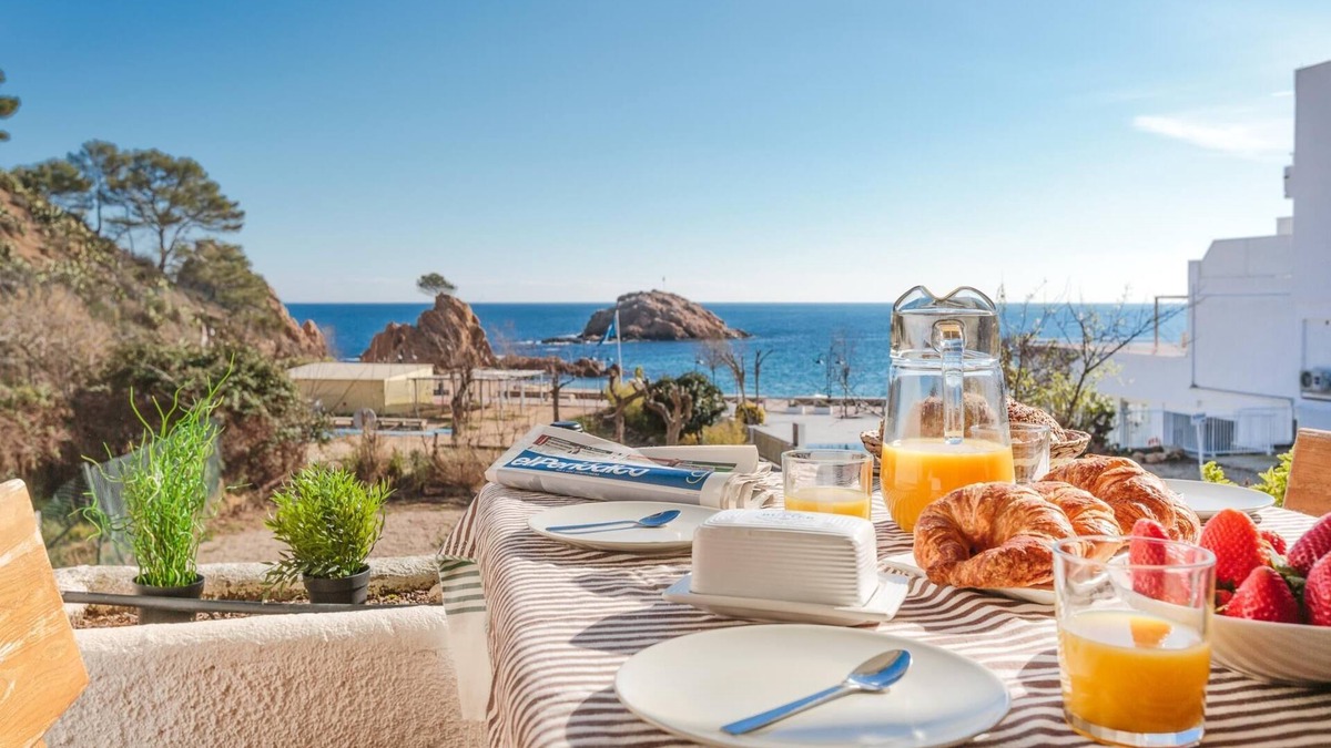 Tossa de Mar Apartment | GARDEN HOUSE IN FRONT OF THE BEACH