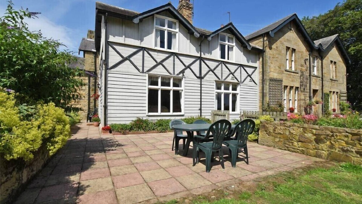 Lesbury Cottage | GARDEN HOUSE, pet friendly, with a garden in Alnmouth
