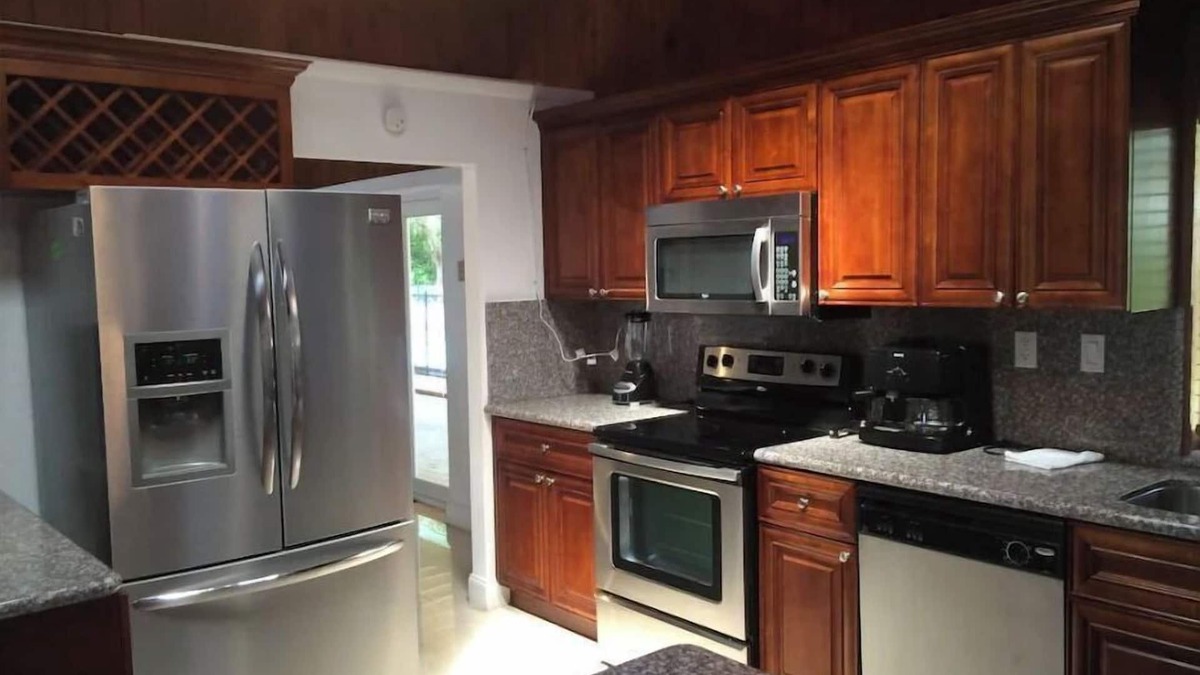 Pinecrest House | Garden in Beautiful Pinecrest
