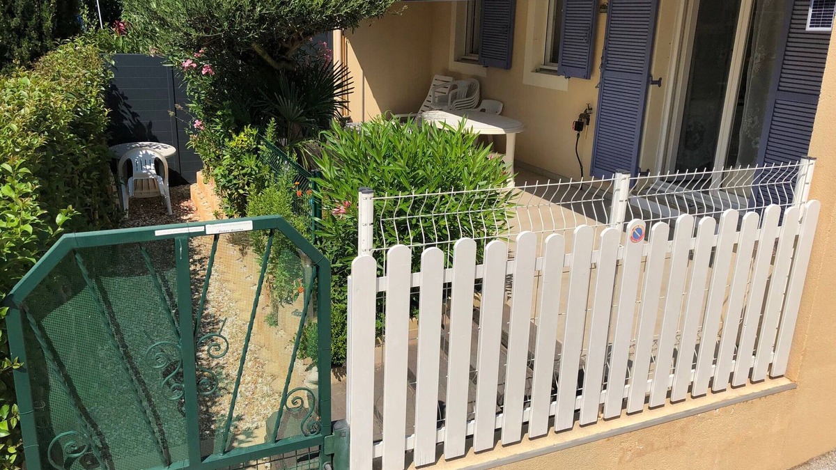Miramar Apartment | GARDEN-LEVEL APARTMENT WITH LARGE TILED TERRACE AND SMALL GARDEN