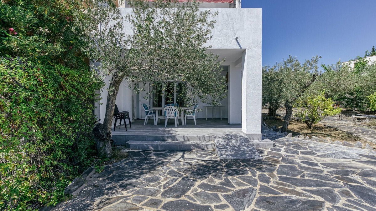 El Mas Bosca Apartment | Garden-Level Apartment in Roses with Terrace and Wi-Fi