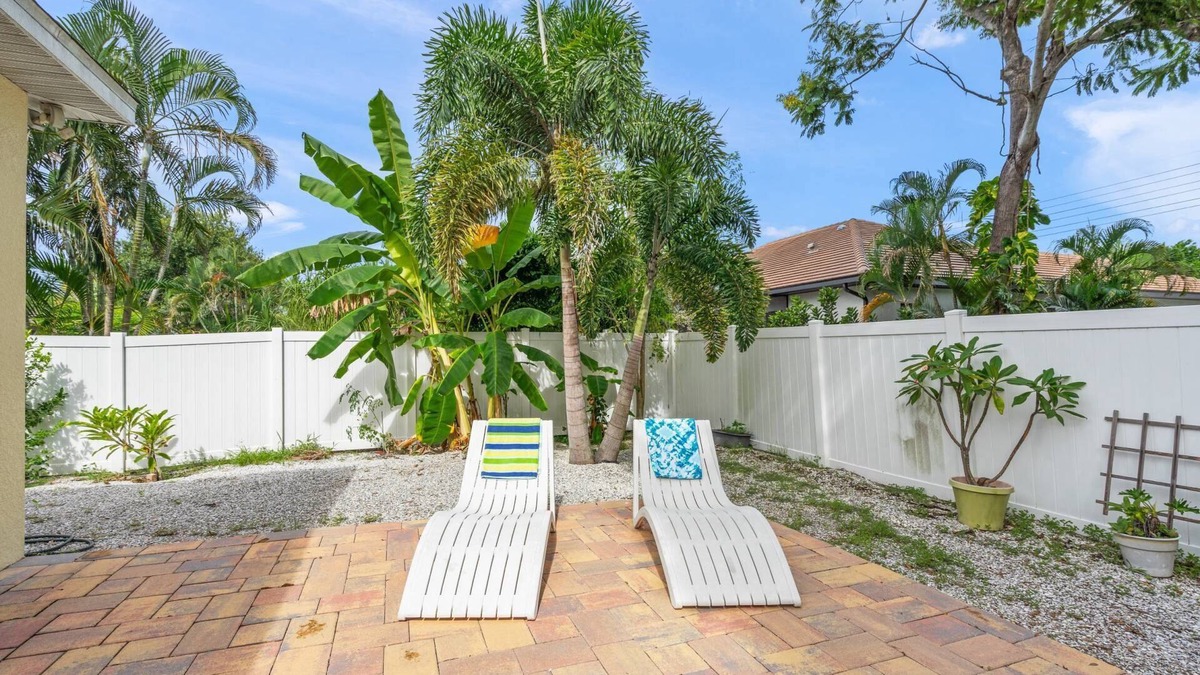 Arlington Park House | Garden Oasis 3BR near Downtown | Minutes to Siesta & Lido | Dog OK | Screened Lanai | Grill | Office