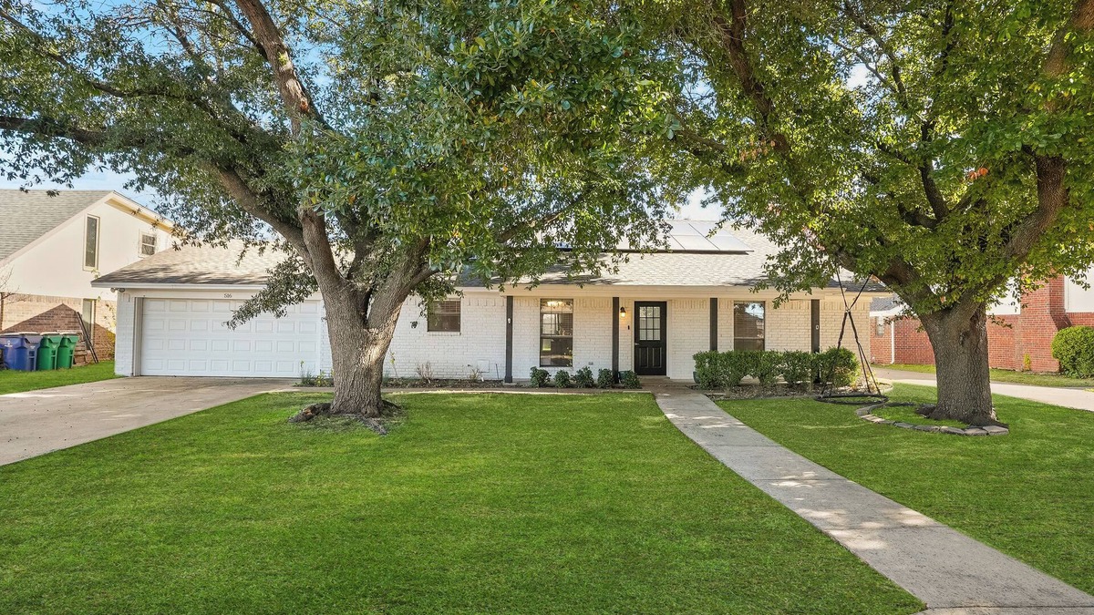 Celina House | Garden Retreat/King Bed/Large Yard