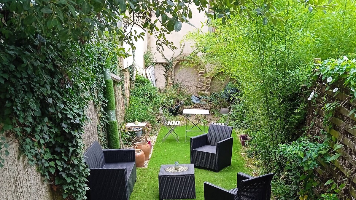 Jeanne d'Arc Condo | Garden side