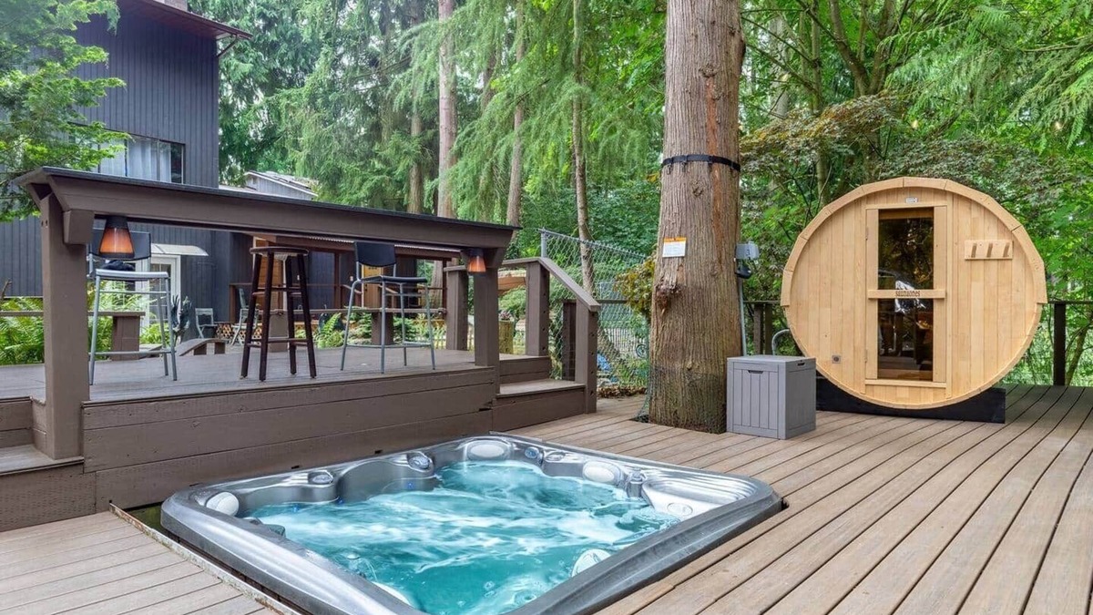 Silver Lake House | Garden Suite · 2BR Stay w/Hot Tub, Sauna & BBQ