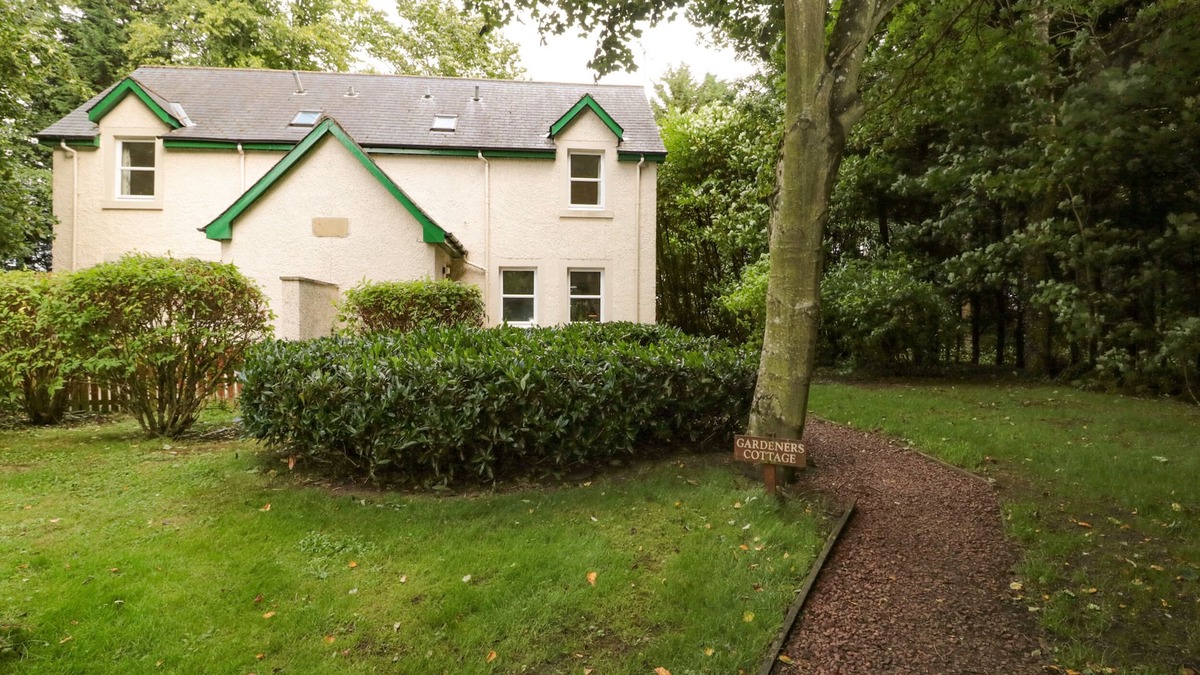 Duns Cottage | GARDENER'S COTTAGE, pet friendly, with a garden in Chirnside
