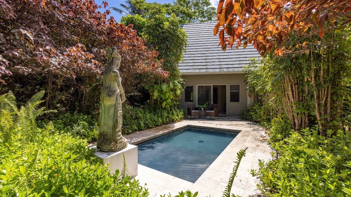 Haiku Resort | Gardenia Room on Tropical Lush Farm in Haiku, Maui with Private Soak Pool