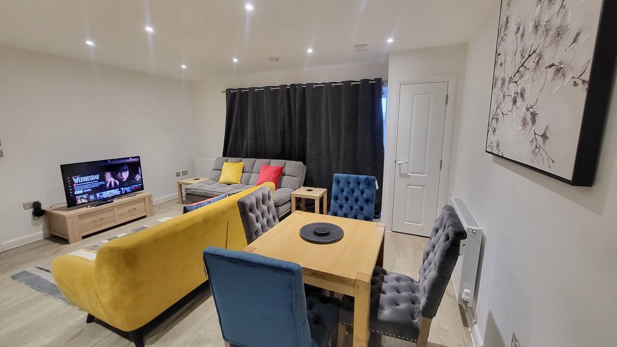 Greenhithe Apartment | Garland Apartment, Greenhithe 3 with Parking in a lovely Estate