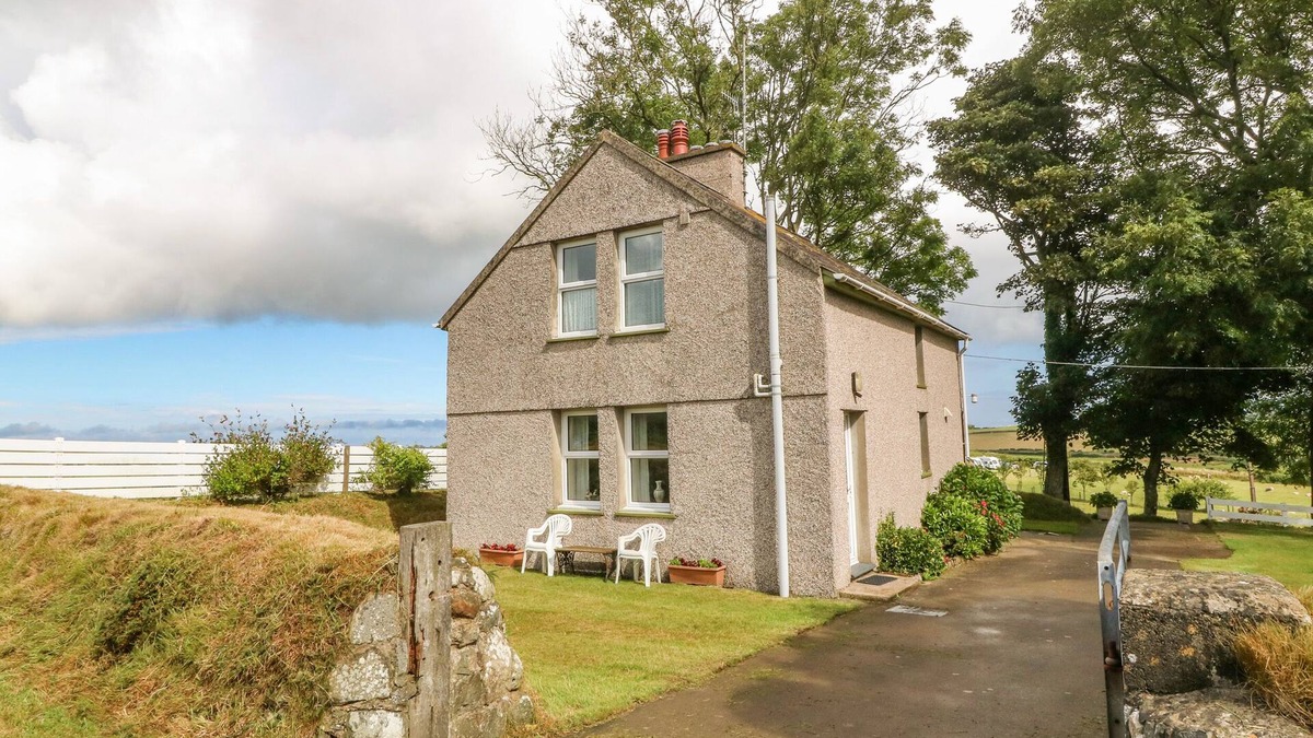 Garn Fadryn Cottage | GARREG LWYD FARM, pet friendly, character holiday cottage in Nefyn