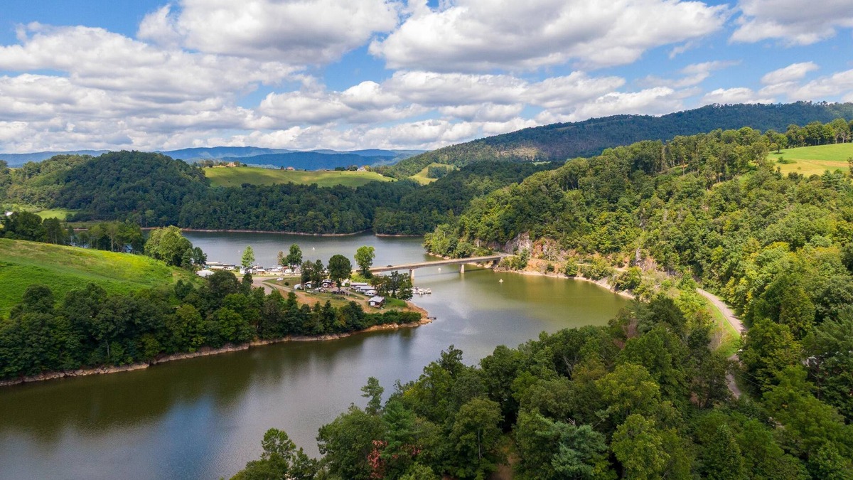 Butler Cabin | Garretts Getaway at Watauga Lake - privacy, lakefront