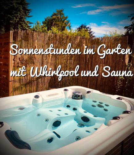 Petershagen House | GartenLoft mit Outdoor Whirlpool und Garten