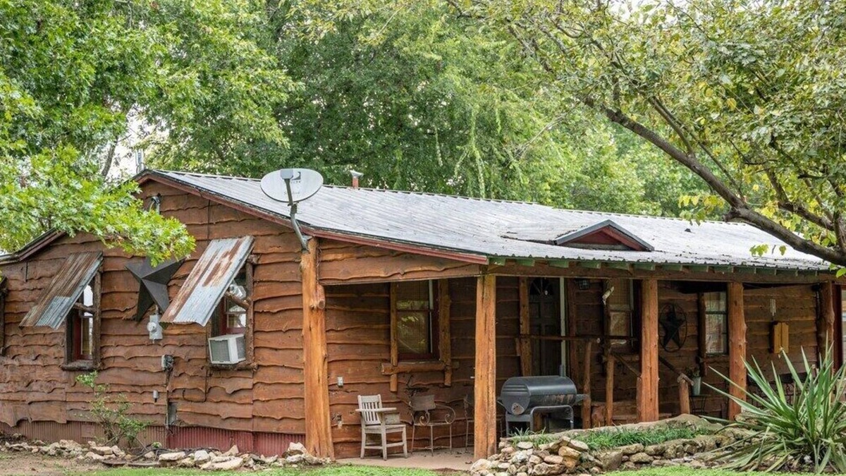 Satin Cabin | Gate House Getaway – Texas Tranquility Awaits