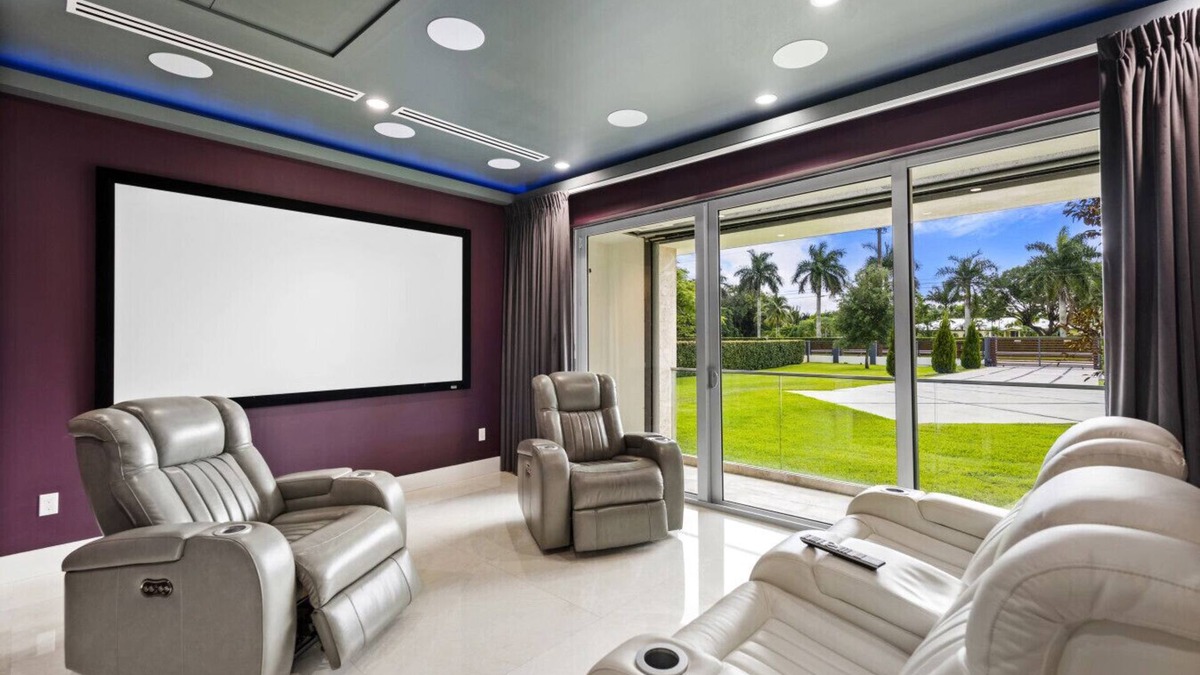 Southwest Ranches Villa | Gated 9BR Estate for 20 w/Private Pool, Jacuzzi, Theater & Guest House! Pet-Friendly!