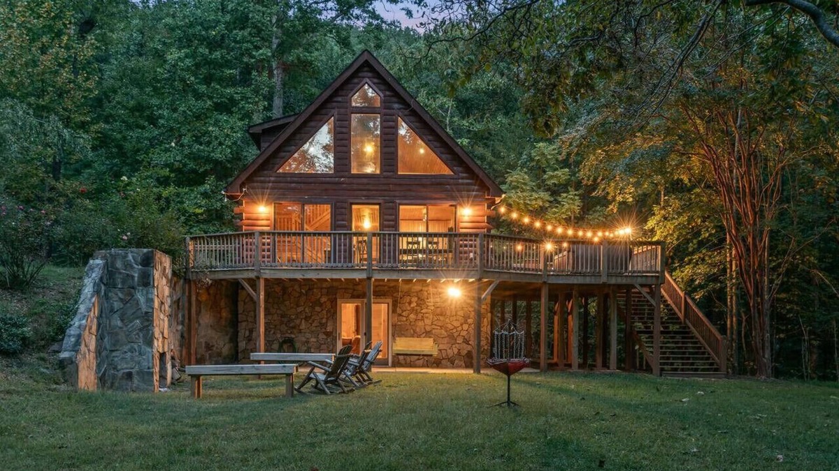 Marion Cabin | Gated Community Log Cabin 45 minutes to Asheville Hot Tub and Outdoor Fireplace