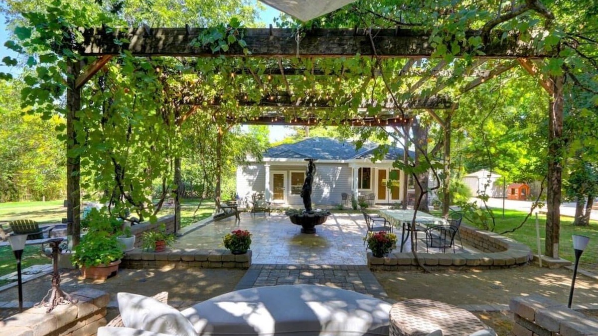 Fair Oaks House | Gated Guesthouse King Bed by FO Village