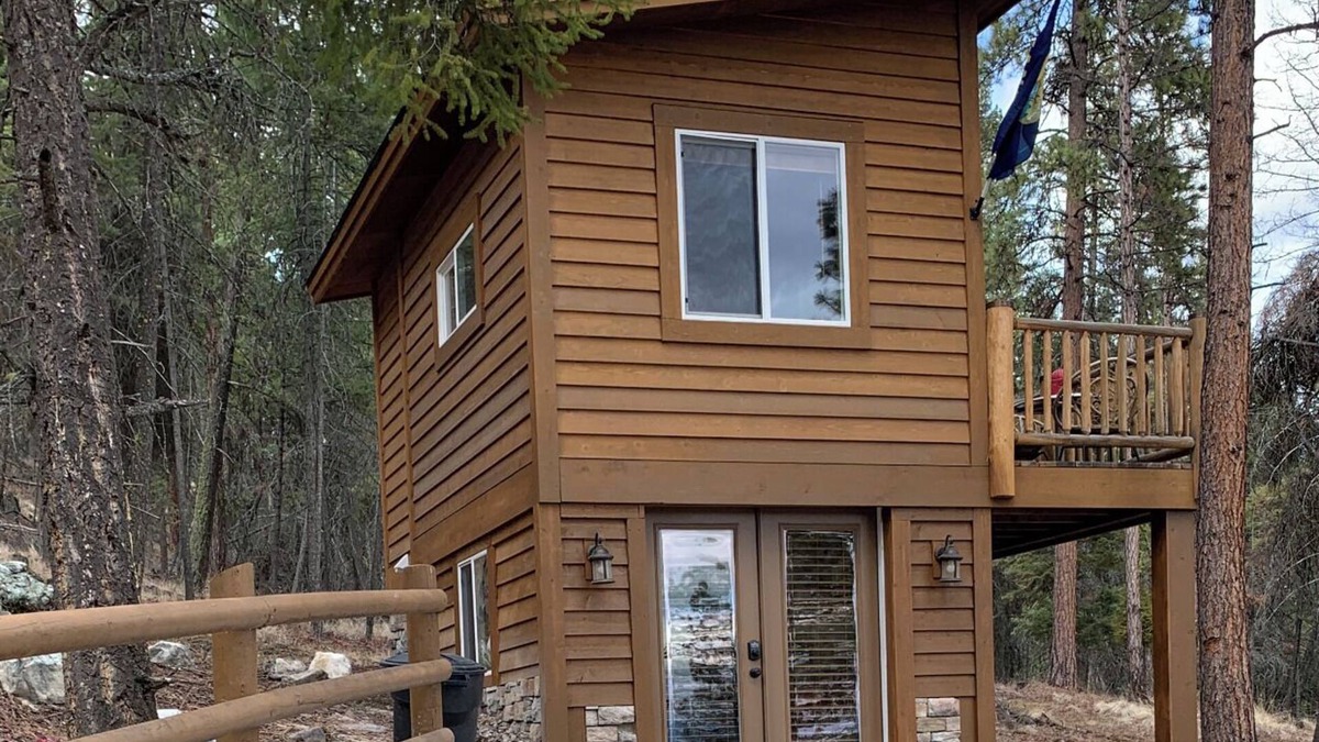 Somers Cottage | Gated Queen Bed Cottage, TV, Wifi, Kitchenette Views of Flathead Lake EV Charger