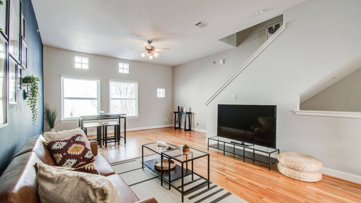 Southeast Houston House | Gated Townhome w/Garage Parking by Hobby Airport!