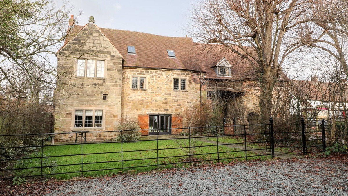 Polesworth Cottage | GATEHOUSE CROFT, pet friendly, with open fire in Polesworth