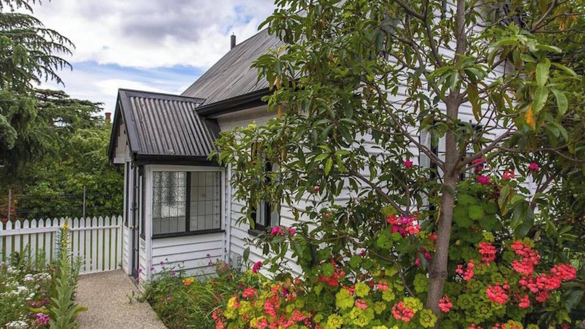 New Town Cottage | Gatehouse on Stoke is a fully modernised cosy and inviting Heritage cottage.