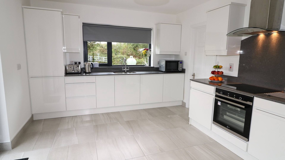 Red Castle Cottage | GATEHOUSE, pet friendly, with a garden in Moville, County Donegal