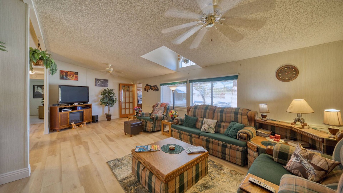 Pahrump House | Gateway to Death Valley-50 meg WI-FI