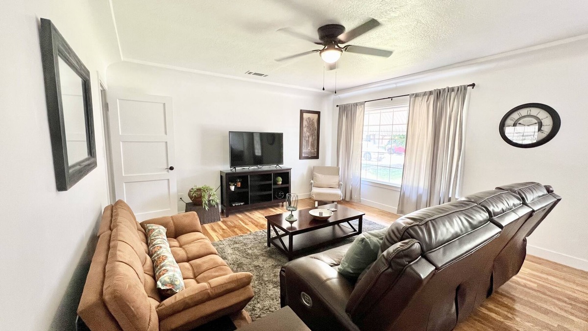 Porterville House | Gateway to the Sequoias