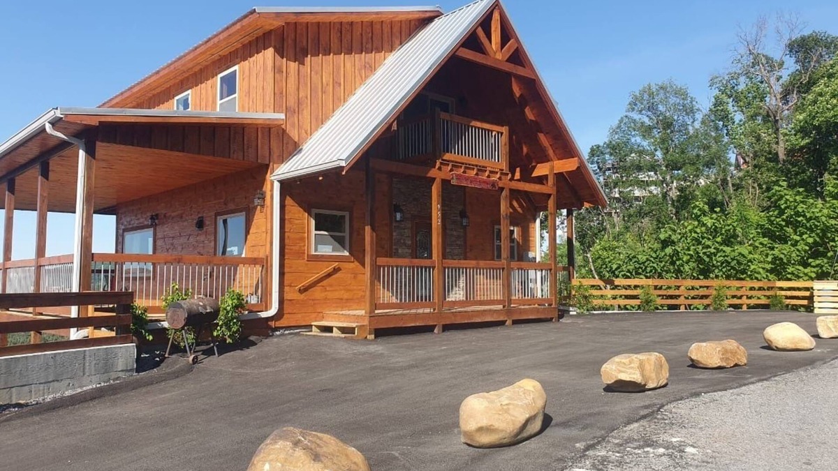 Chalet Village North Cabin | Gatlinburg Luxury Cabin, Great Mountain Views,Hot Tub, Pool Table, Fire Pit.