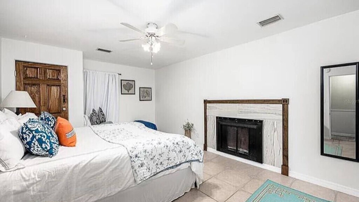Gainesville House | Gator Den 6 Bedrooms Steps to UF