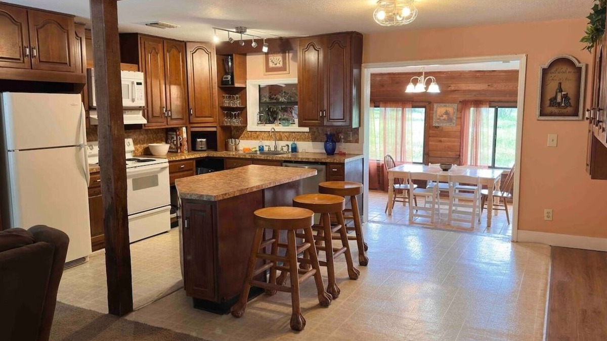 Oviedo House | Gator Hole: Old-Florida Cabin Feeling 3-bedrooms, 1.5-bath house, sleeps 5. New bring your boat launch from black hammock boat ramp fish from your house or the peninsula