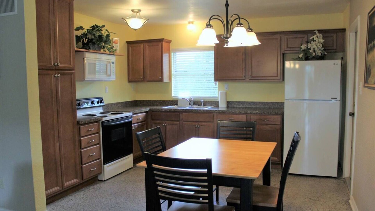 Oviedo House | Gator Lodge: Inviting 2-bedroom, 1-bath home, sleeps 4. Perfect for couples or small families.