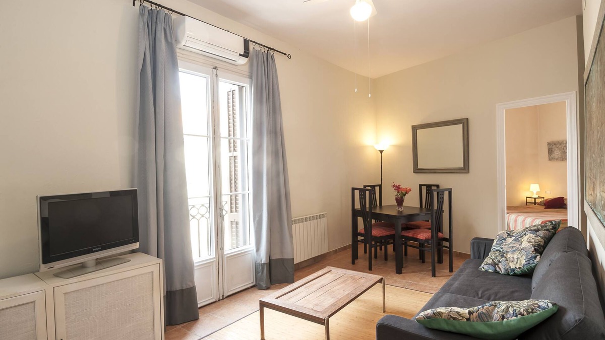 Eixample Apartment | Gaudi-11: Large apartment for 6-11 people on Rambla Catalunya