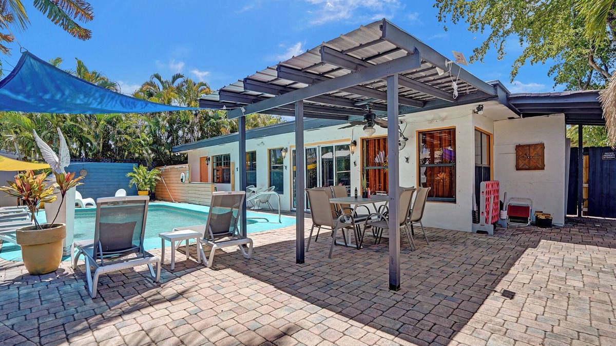 Coral Heights House | GAY MENS clothing optional guesthouse heated pool w soft king bd 10min to Wilton