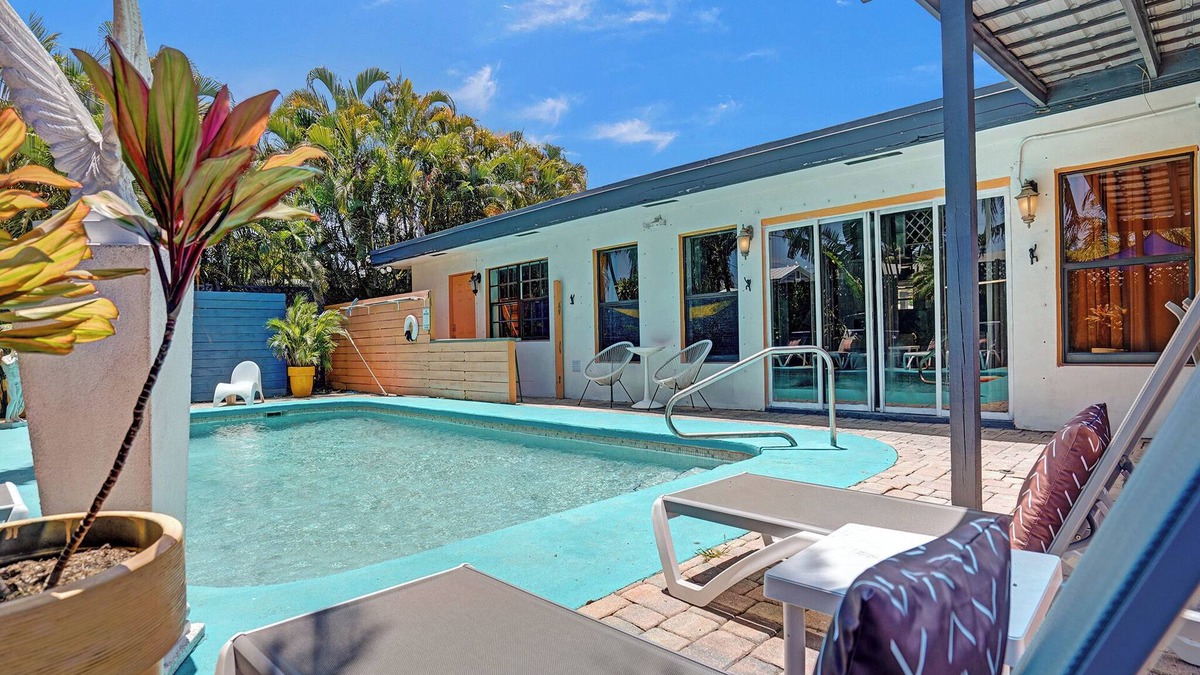 North Corals House | GAY mens heated pool guesthouse/clothing optional w/game room 10min from Wilton