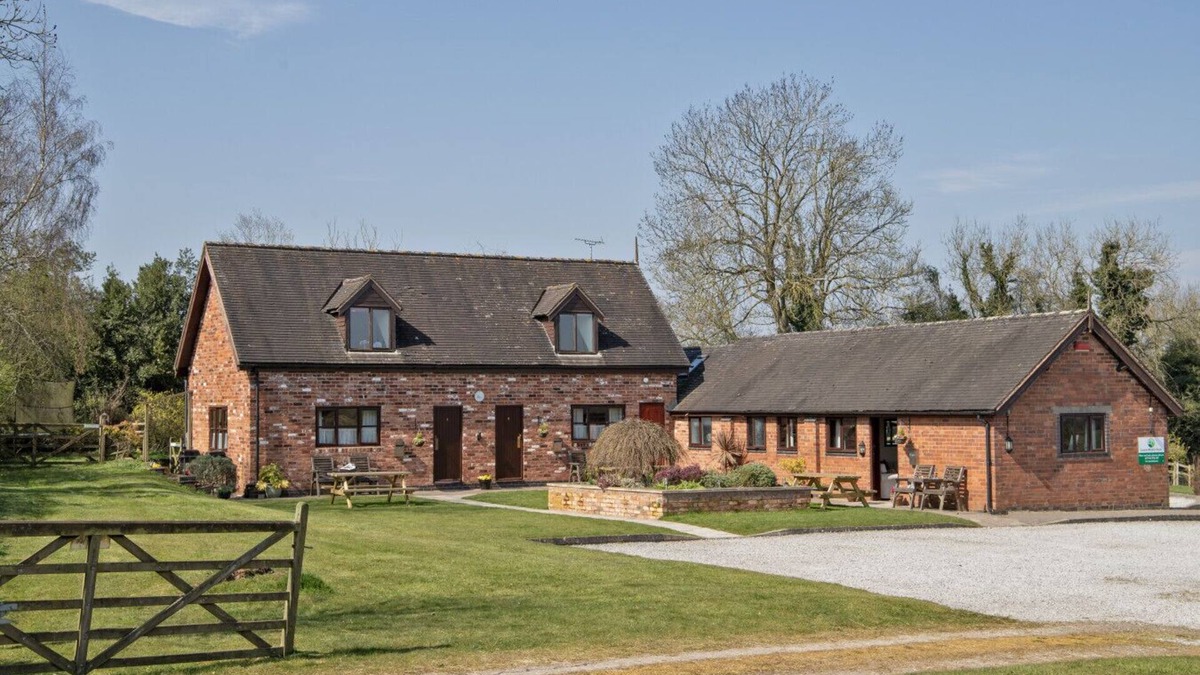 Denstone House | Zoes Cottage 5 mins drive to Alton Alpaca`s