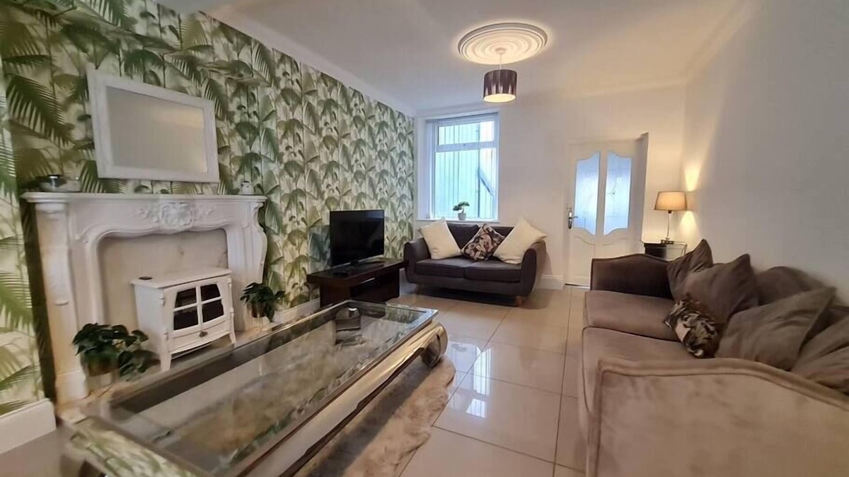 Dowlais House | Stylish & comfortable 4 bedroom home with patio