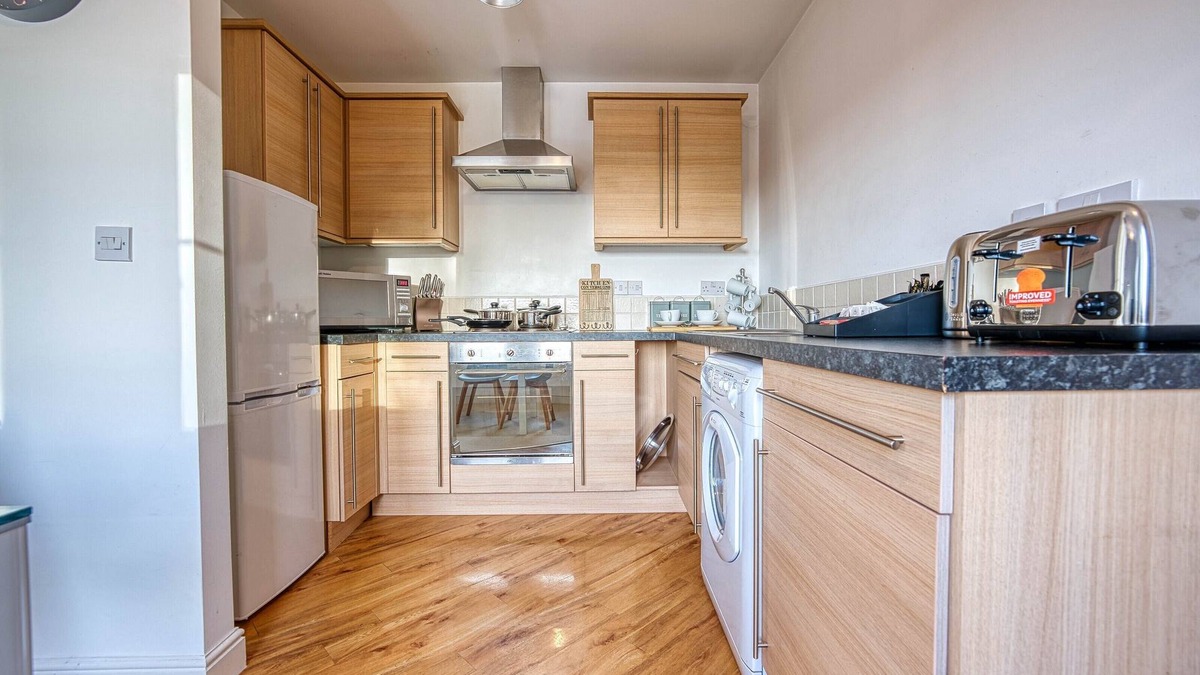Sutton Coldfield Apartment | Blue Cedar 2 Bed, 2 Bath Apt with Parking - Modern apartment in Birmingham
