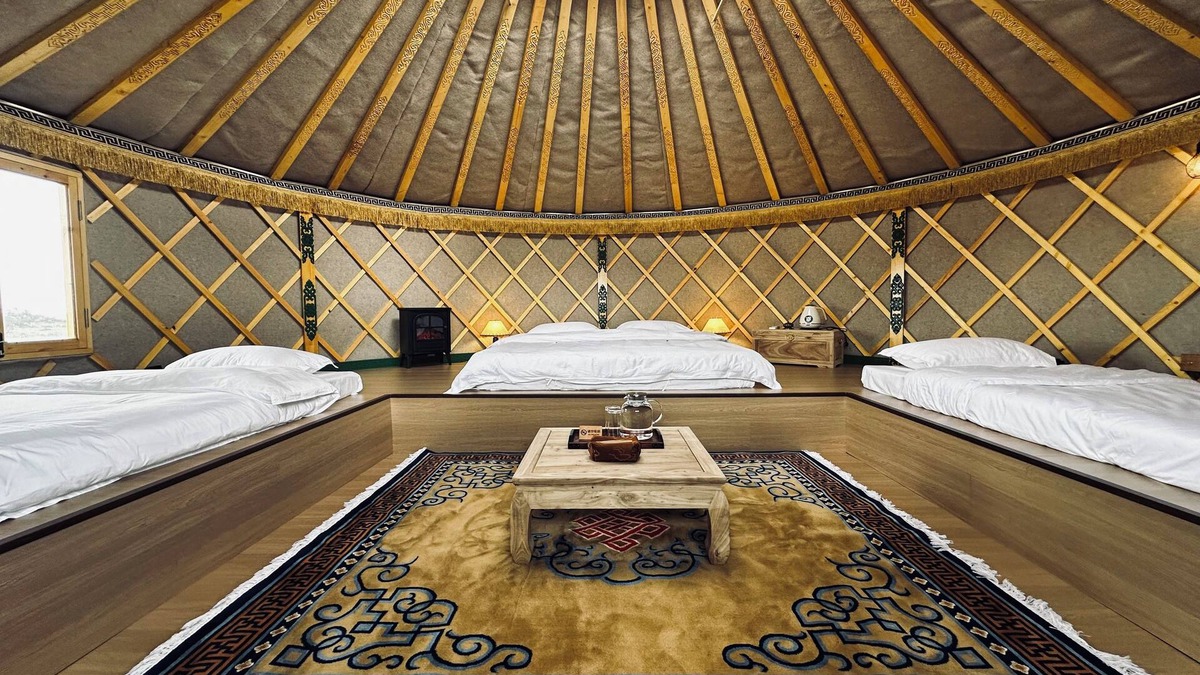 Plain Blue Banner Hotel | Gegeen Noor Nomad Camp
