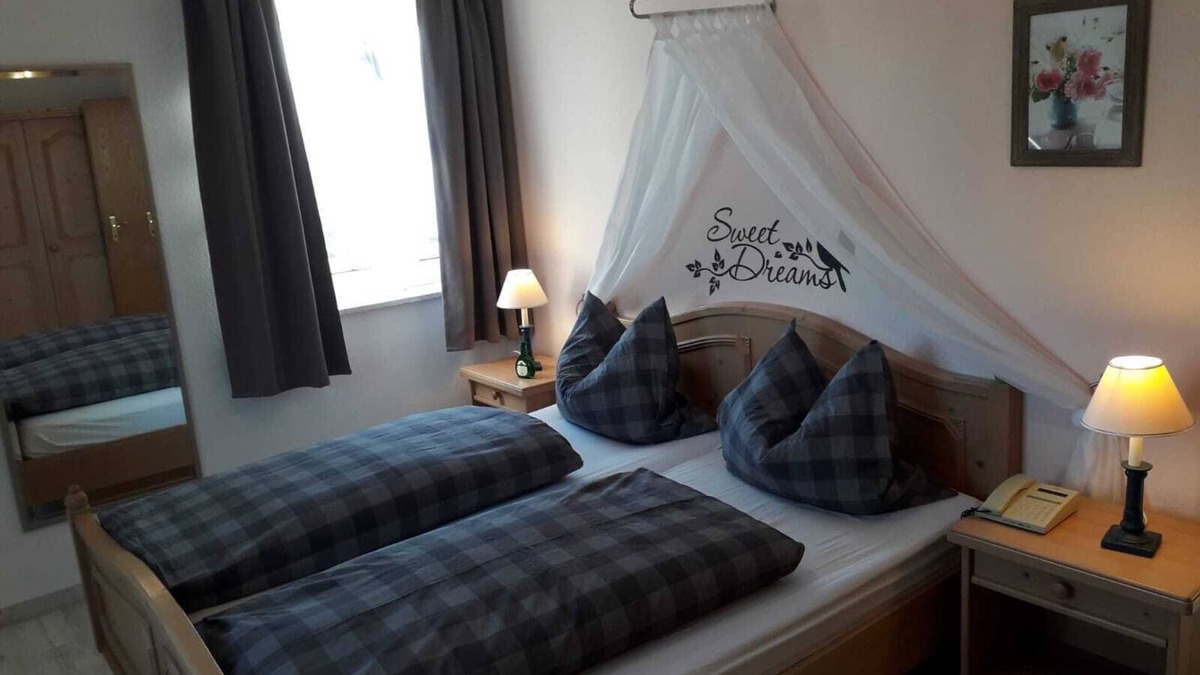 Bad Steben Apartment | Gemütliche 70qm Ferienwohnung mit Balkon, Naturholzmöbelausstattung