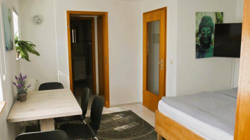 Schollbronn Apartment | Gemütliche, einfache Unterkunft mit vier Betten, Küche, Bad