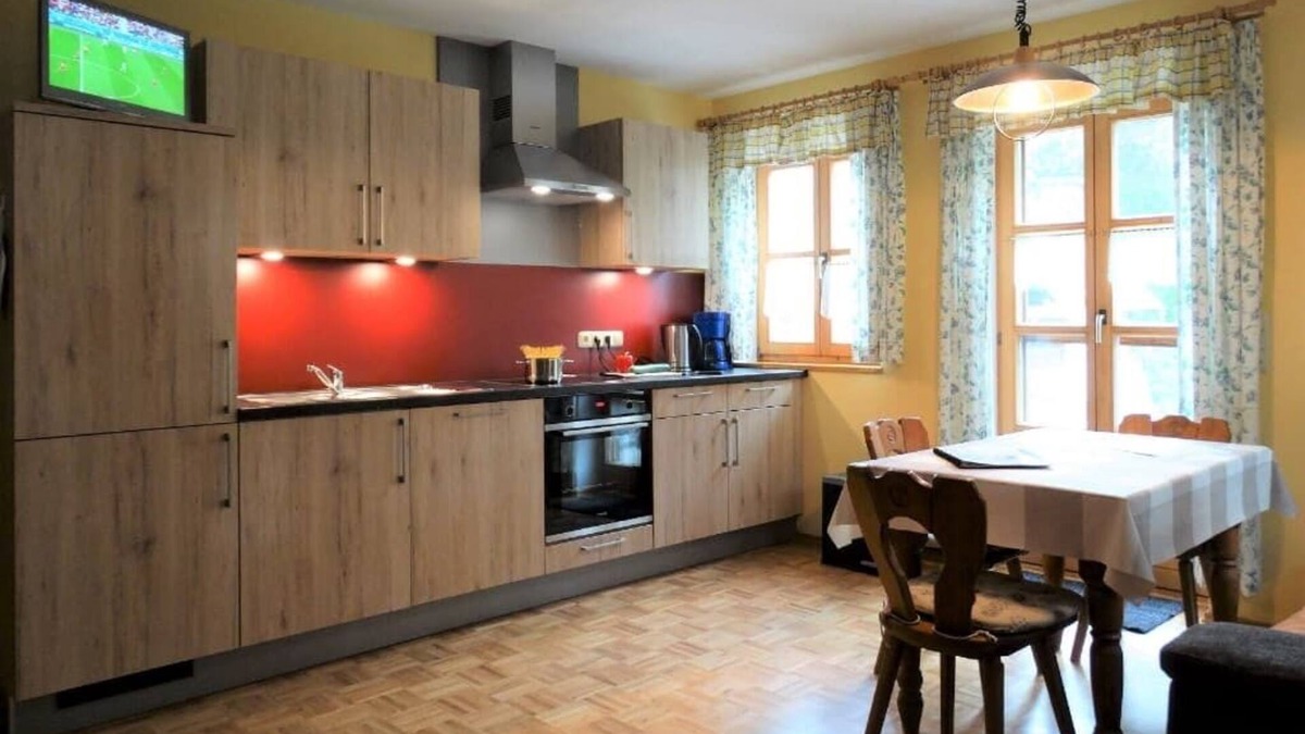 Ploessberg Apartment | Gemütliche Ferienwohnung mit möblierter Terrasse und Zugang zum Garten