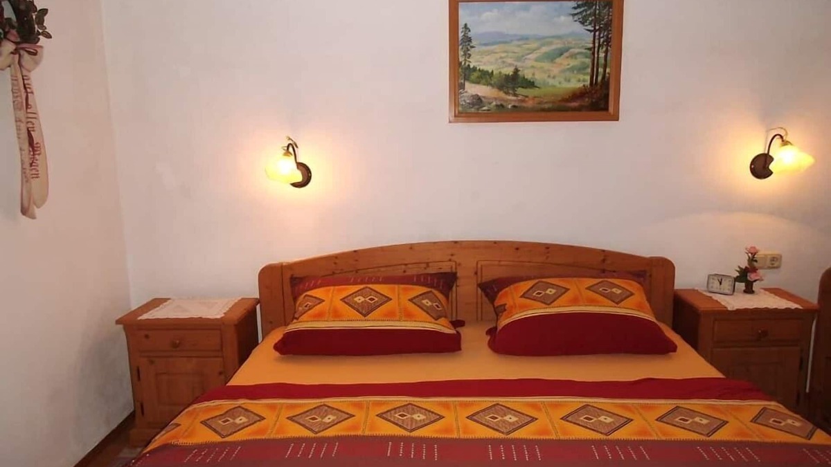 Ploessberg Apartment | Gemütliche Ferienwohnung mit Balkon für bis zu 4 Personen